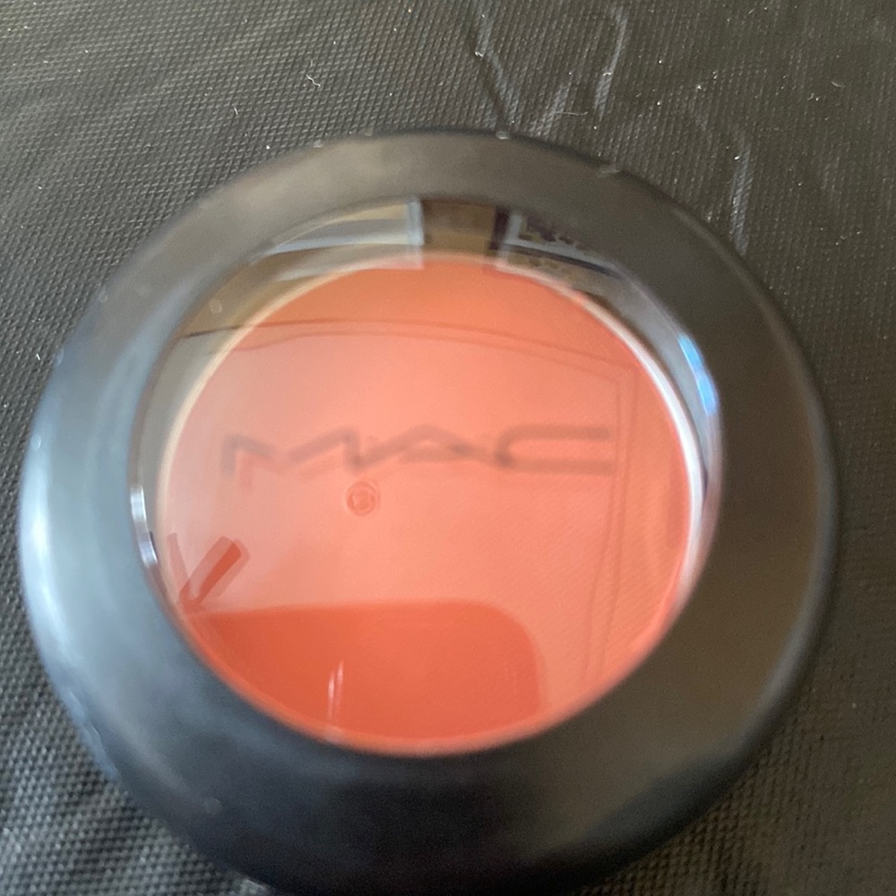New MAC eye shadow Coral Matte sexy shade to be worn anytime of the year